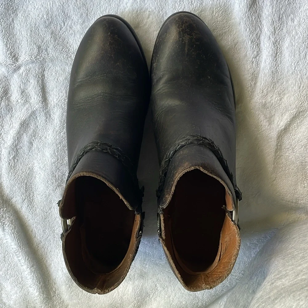 FRYE Carson Braided Bootie EUC Size 8 1/2M Black Distressed Leather